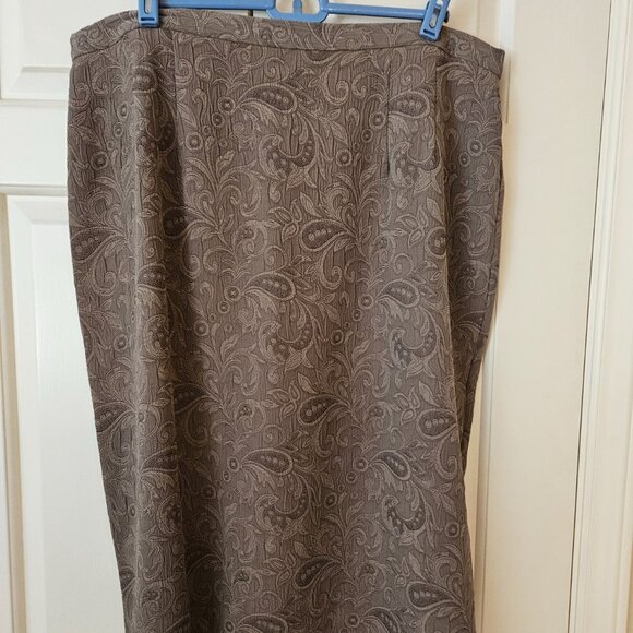 DORBY WOMAN SUIT.  Size 16W. NWT. Color: Olive - Picture 9 of 10